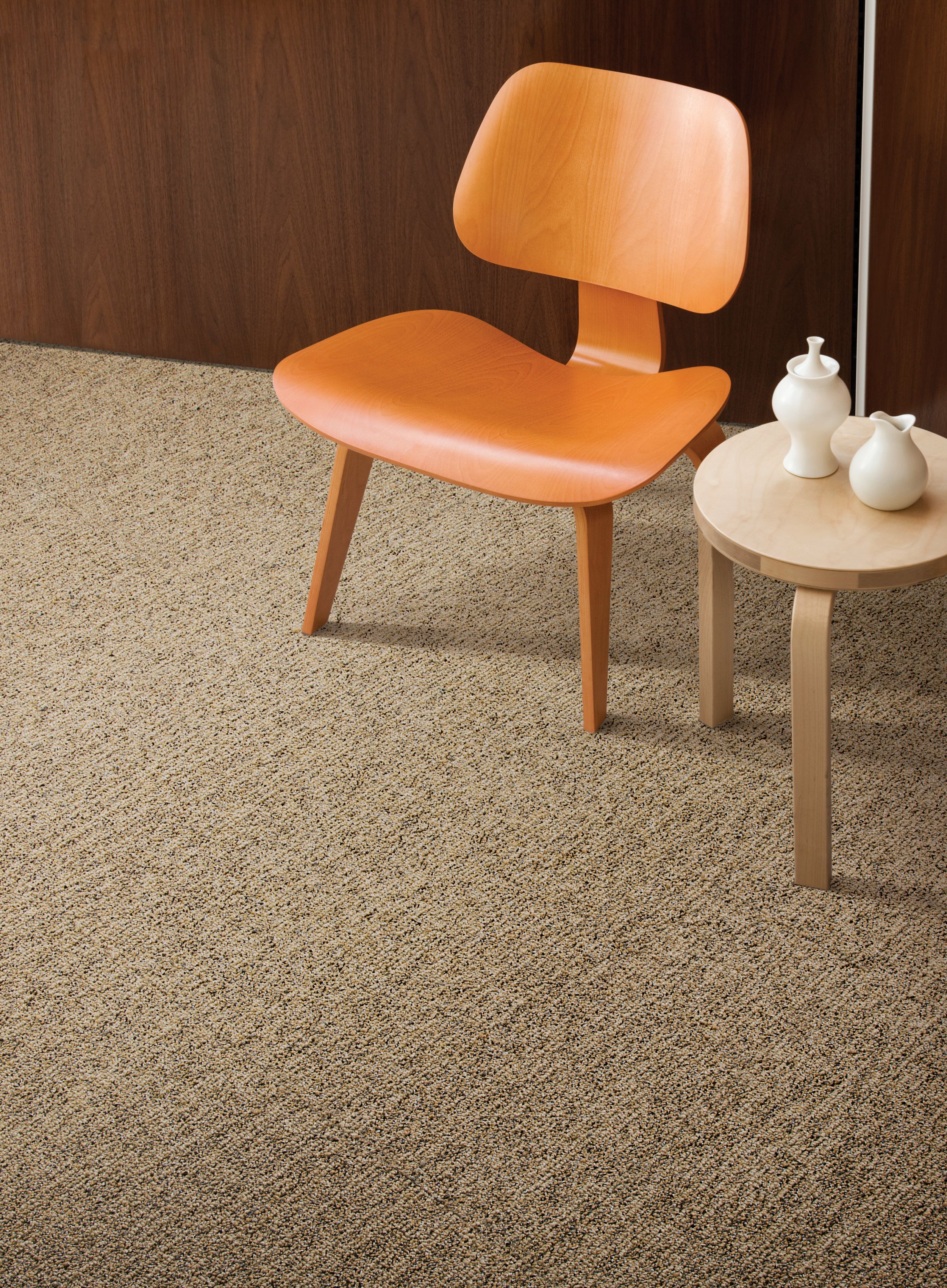 HeatherMix carpet tile in room with orange chair imagen número 1